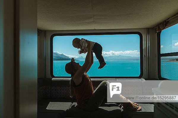 Mutter spielt mit Baby im Wohnmobil  Wanaka  Taranaki  Neuseeland