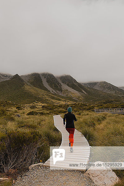 Joggende Frau auf Wanderweg  Wanaka  Taranaki  Neuseeland