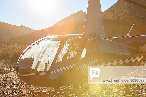 Hubschrauber in sonnenbeschienener  trockener  ländlicher Landschaft  Kapstadt  Westkap  Südafrika
