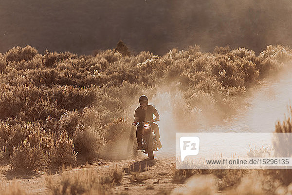 Motorradfahrer  die Staub aufwirbeln  Kennedy Meadows  Kalifornien  USA