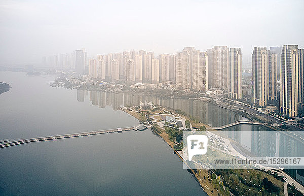 Wolkenkratzer am Fluss  Yingwanchen  Hunan  China