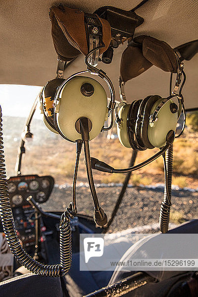 Hubschrauber-Innenausstattung mit Bedienpult und Kopfhörern  Kapstadt  Westkap  Südafrika