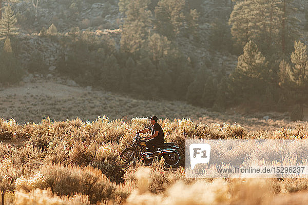 Motorradfahrer fahren durchs Feld  Kennedy Meadows  Kalifornien  USA