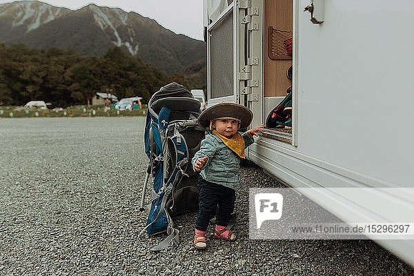 Baby-Wanderer posiert neben Wohnmobil  Queenstown  Canterbury  Neuseeland