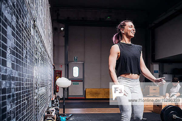 Junge Frau trainiert im Fitnessstudio
