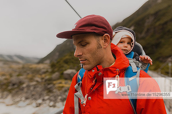 Wanderer mit Baby auf Hängebrücke  Wanaka  Taranaki  Neuseeland