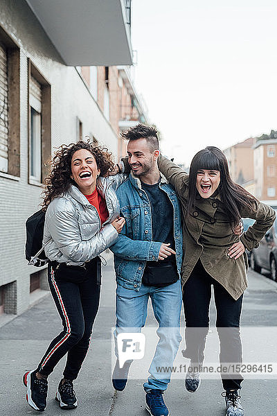 Freunde lachen und spielen auf dem Bürgersteig  Mailand  Lombardei  Italien