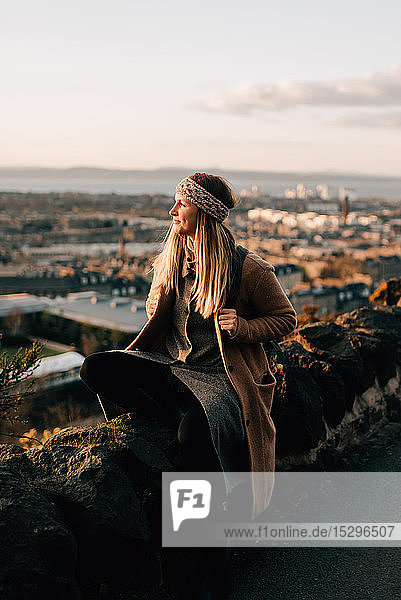 Frau genießt Aussicht von Calton Hill  Edinburgh  Schottland