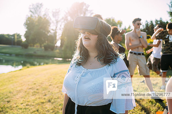 Frau untersucht VR-Headset im Park