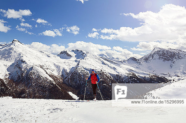Erwachsener männlicher Skifahrer auf schneebedecktem Berg  Steiermark  Tirol  Österreich