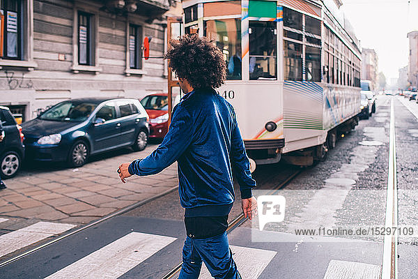 Junger Mann erkundet Stadt  Mailand  Lombardei  Italien
