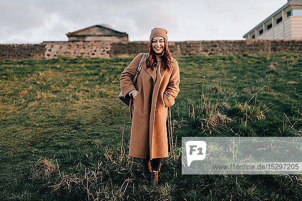 Porträt einer Frau auf einem grasbewachsenen Hügel  Calton Hill  Edinburgh  Schottland