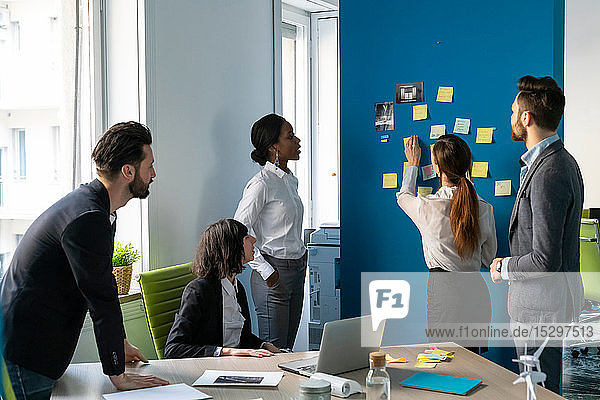 Kreatives Brainstorming mit Haftnotizen im Büro für junge Männer und Frauen