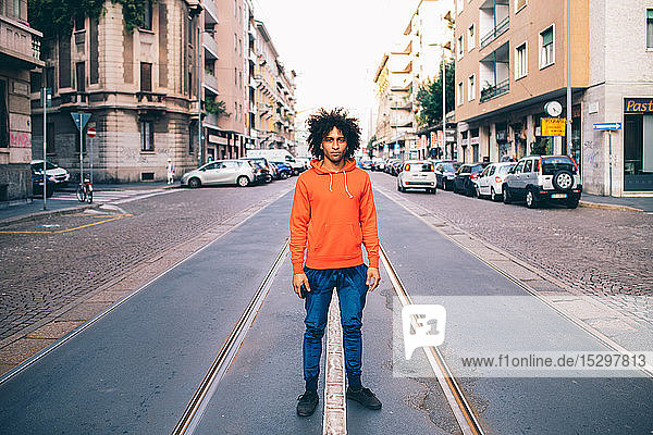Junger Mann mitten auf der Straße in der Stadt  Mailand  Lombardei  Italien
