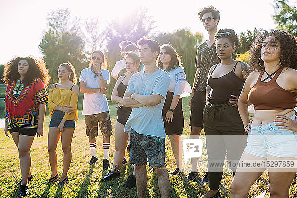 Gruppe von Freunden posiert im Park unter der heißen Sonne