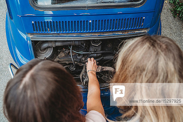 Freunde reparieren abgewürgtes Auto