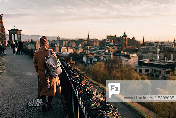 Frau genießt Aussicht von Calton Hill  Edinburgh  Schottland