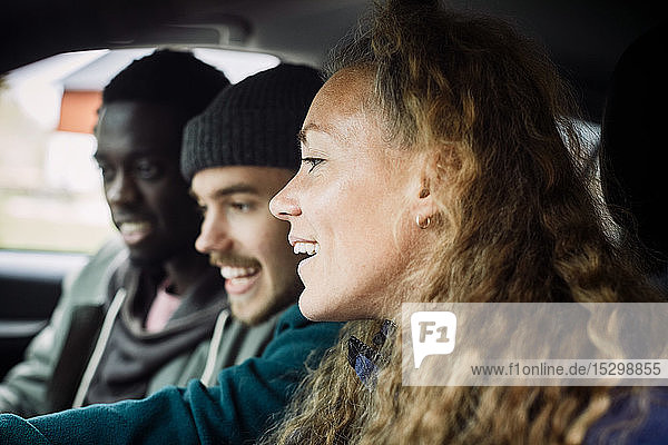 Freunde schauen weg  während sie sich im Auto vergnügen