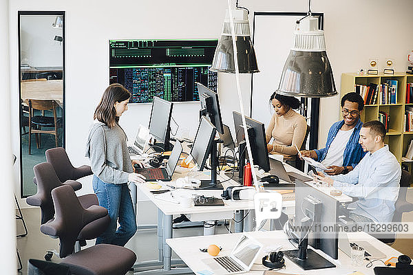 Hochwinkelansicht von männlichen und weiblichen Computeringenieuren  die an Schreibtischen im Büro arbeiten