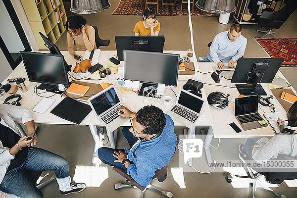 Scharfer Blick auf Geschäftsleute  die Technologien bei der Arbeit am Schreibtisch im Büro nutzen
