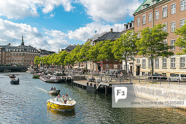 Motorboote fahren auf dem Kanal  Kopenhagen  Dänemark