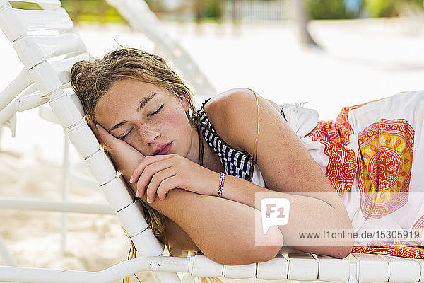 Ein junges Mädchen schläft im Strandkorb