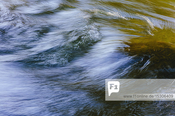 Langzeitexposition Abstract von fließendem Flusswasser