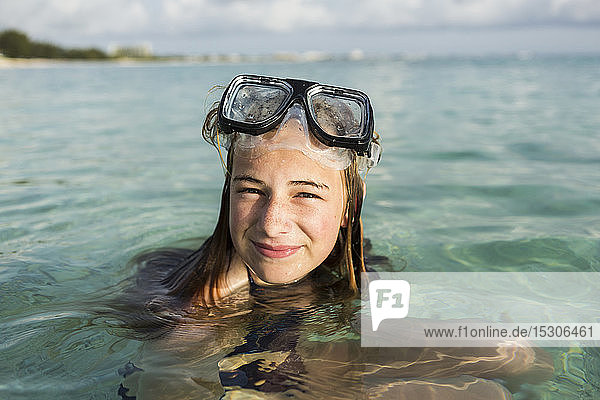 Ein Teenager-Mädchen mit Schnorchelmaske im Meer