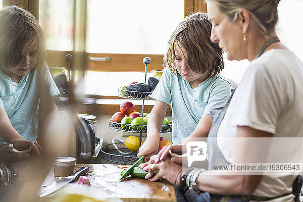 Mutter und ihr 5 Jahre alter Sohn in der Küche