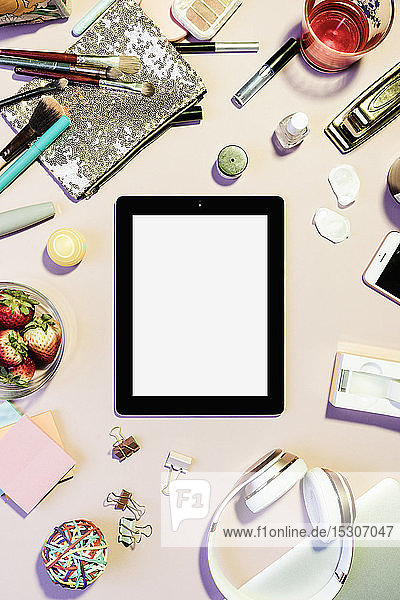Ansicht des Formulars über dem digitalen Tablet  umgeben von persönlichen Gegenständen