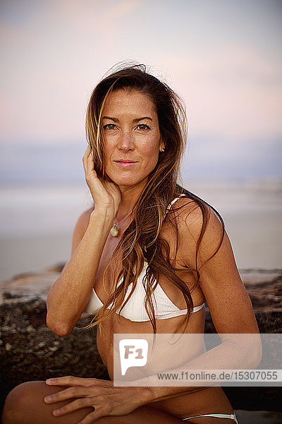 Porträt selbstbewusste Frau im Bikini am Strand