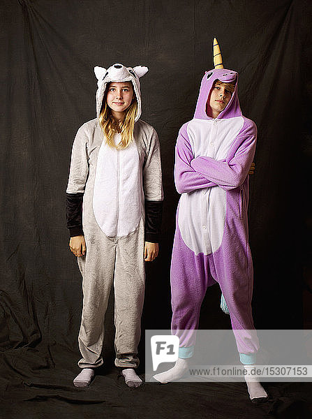 Porträt selbstbewusste Mädchen in Tierkostüm Pyjamas