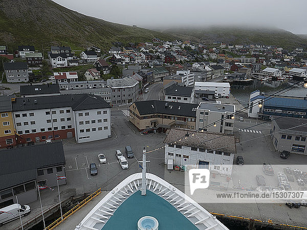 Blick vom Kreuzfahrtschiff auf das Stadtbild  Honningsvag  Norwegen