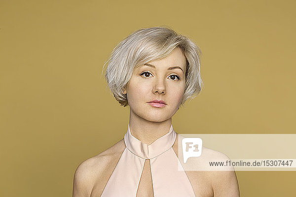 Porträt selbstbewusste  schöne junge Frau