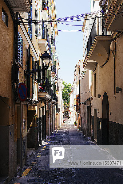 Straße zwischen Gebäuden  Palma  Mallorca  Balearische Inseln  Spanien