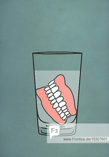 In einem Glas Wasser eingeweichter Zahnersatz