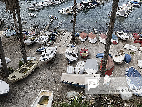 Boote im Trockendock entlang des Hafens  Dubrovnik  Kroatien