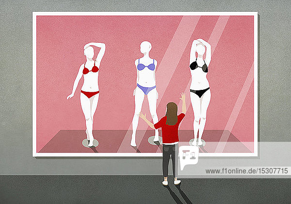 Mädchen betrachtet Bikinis auf Schaufensterpuppen Foto in Kunstgalerie