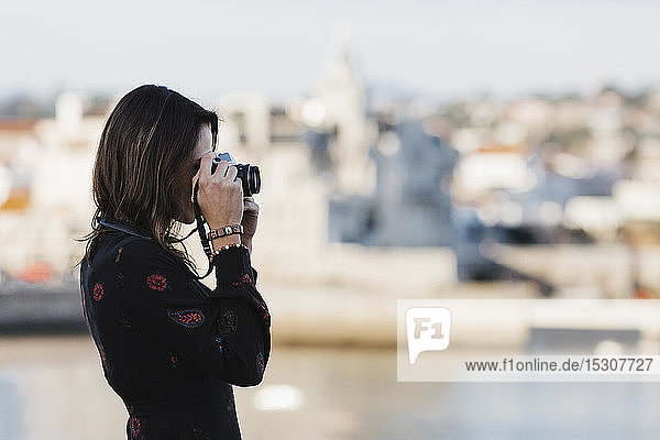 Touristin mit Kamera,  Cascais,  Lissabon,  Portugal