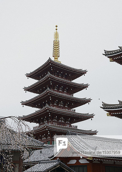 Senso-Ji-Tempel bei bedecktem Himmel  Tokio  Japan