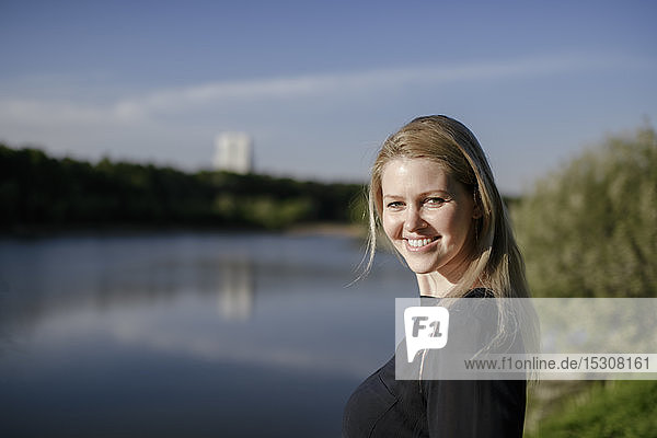 Porträt einer Frau am Flussufer