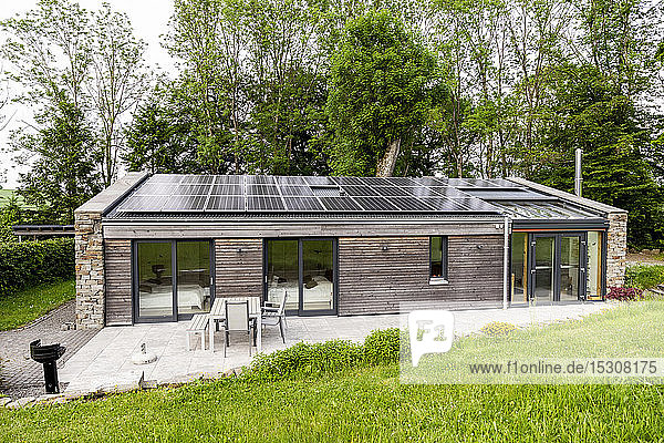 Freistehendes Haus mit Sonnenkollektoren auf dem Dach