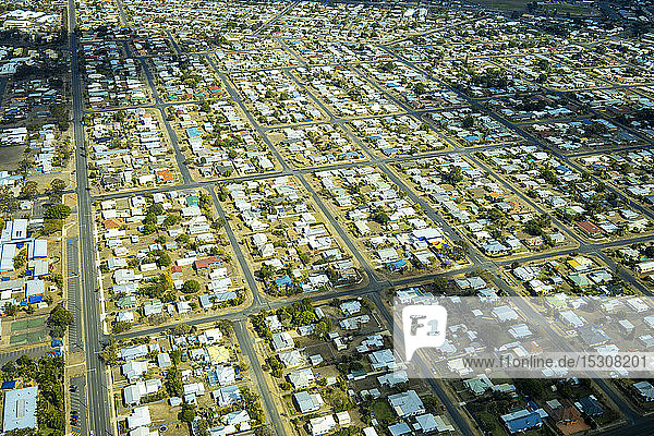 Luftaufnahme der Häuser und Straßen eines Wohnviertels in Bundaberg  Queensland  Australien