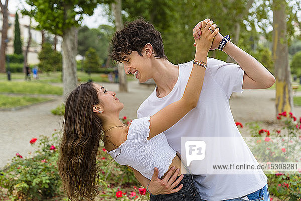 Junges Paar tanzt in einem Park