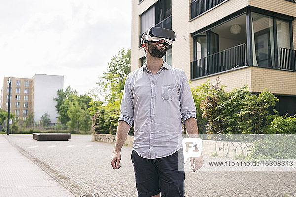Mann mit Virtual-Reality-Brille im Freien
