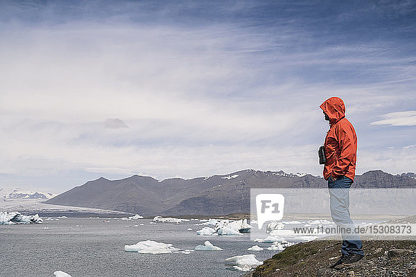 Ein erwachsener Mann beobachtet den Vatnajokull-Gletscher  Island