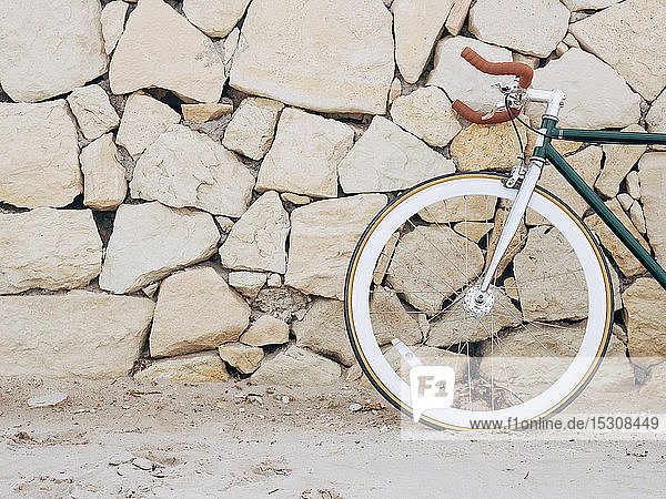 An Natursteinmauer gelehntes Fixie-Bike  Teilansicht