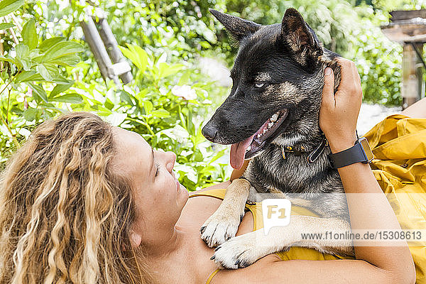 Husky-Schäferhund-Mischlingshund und sein Frauchen  von Angesicht zu Angesicht