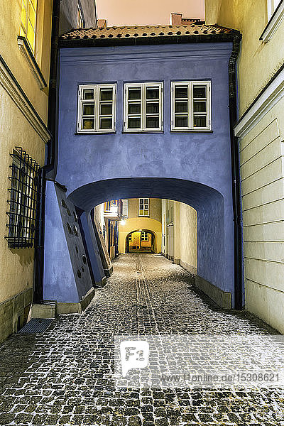 Kopfsteingepflasterte Dawna-Straße in der Winternacht in der Altstadt Warschau Polen