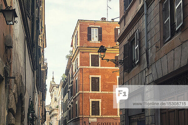 Fassaden an der historischen Altstadt  Rom  Italien